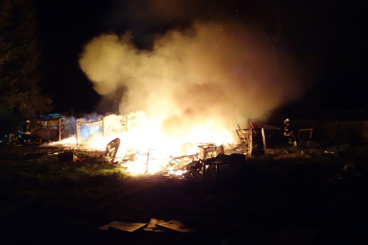Eine Gartenlaube in Bremerhaven-Wulsdorf ist in der Nacht zu Samstag komplett niedergebrannt.