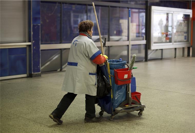 Gebäudereiniger-Innung: Mindestlohn sorgt für Frust Eine Gebäudereinigerin bei der Arbeit. In der Branche wird seit 2007 ein Mindestlohn gezahlt, der deutlich über dem gesetzlichen Mindestlohn liegt.