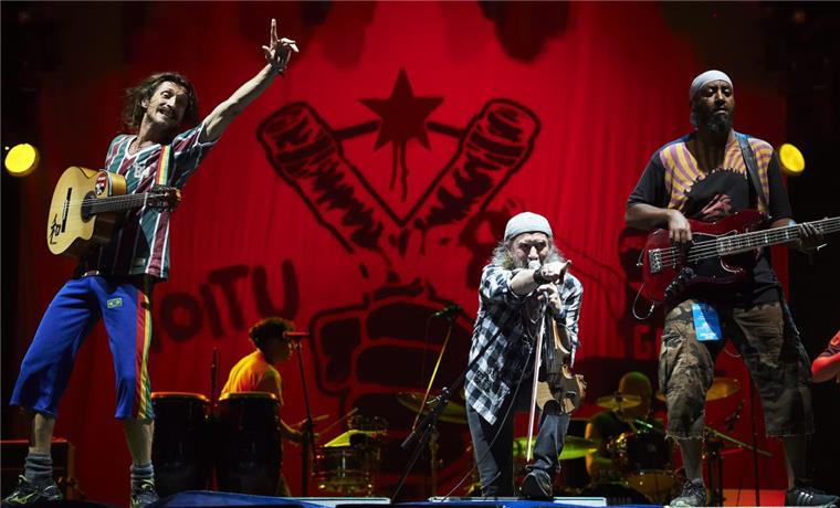 Deichbrand-Countdown: Gogol Bordello Eine geballte Ladung Gipsy-Punk bringt die Band Gogol Bordello um den ukrainischen Frontmann Eugene Hutz (Foto) auf die Bühne. Foto Warzawa