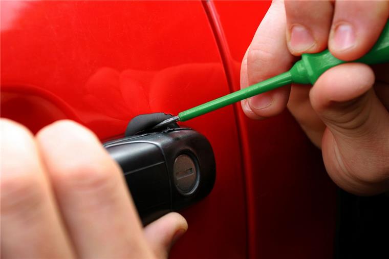 Eine geklebt: Eine Frau wollte in ihr Auto einsteigen, konnte den Türgriff aber nicht mehr loslassen.
