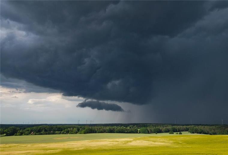 Erneut Gewitter in Niedersachsen und Bremen erwartet Eine Gewitterzelle mit dunklen Wolken zieht über die Landschaft.