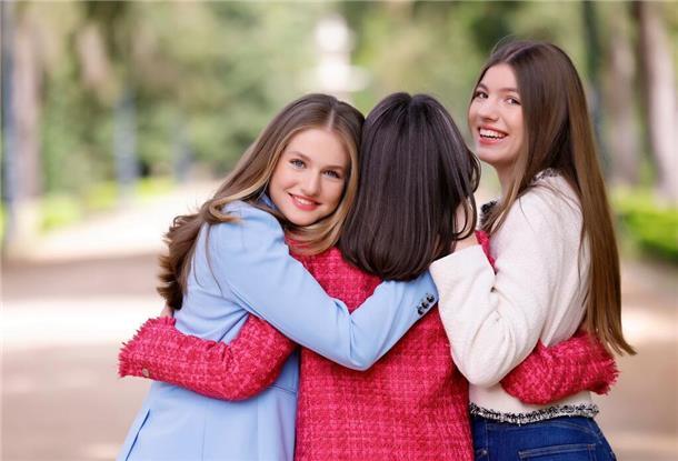 Eine große Umarmung: Königin Letizia (M) mit ihren Töchtern Leonor (l) und Sofía.
