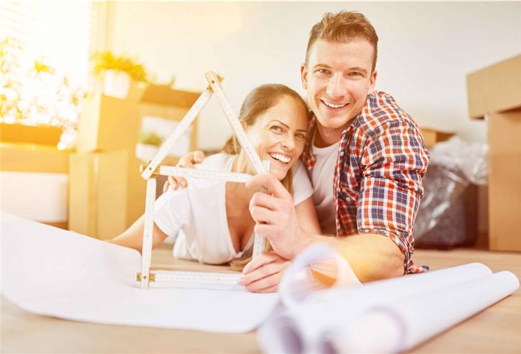 Familienzeit im Traumhaus? Mit dieser Checkliste klappt es sicher! Paar bei der Hausplanung