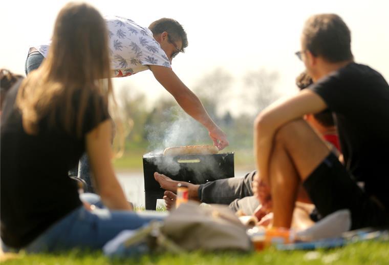 Bremerhaven: Psychologin rät zur Selbstfürsorge Eine Gruppe junger Leute grillt an einem Sommerabend gemeinsam am Wasser: „Hygge“ steht im Dänischen für die kleinen Freuden im Alltag, die die Lebensqualität erhöhen.