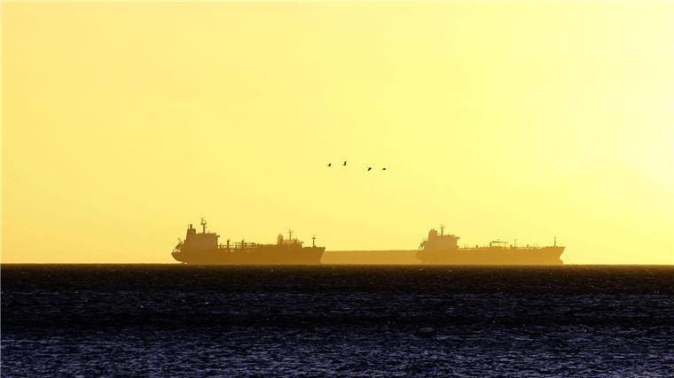 Strengerer Meeresschutz löst geteilte Reaktionen aus Eine Gruppe Öltanker liegt auf dem Meer. (Symbolbild)