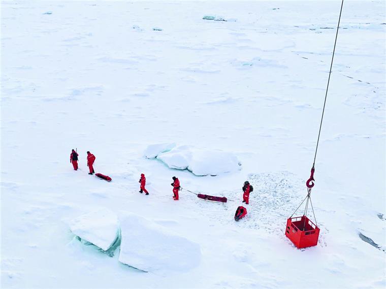 MOSAiC-Expedition: So läuft die Suche nach einer geeigneten Eisscholle Eine Gruppe von Wissenschaftlern ist losmarschiert, um die Eisscholle näher zu untersuchen.