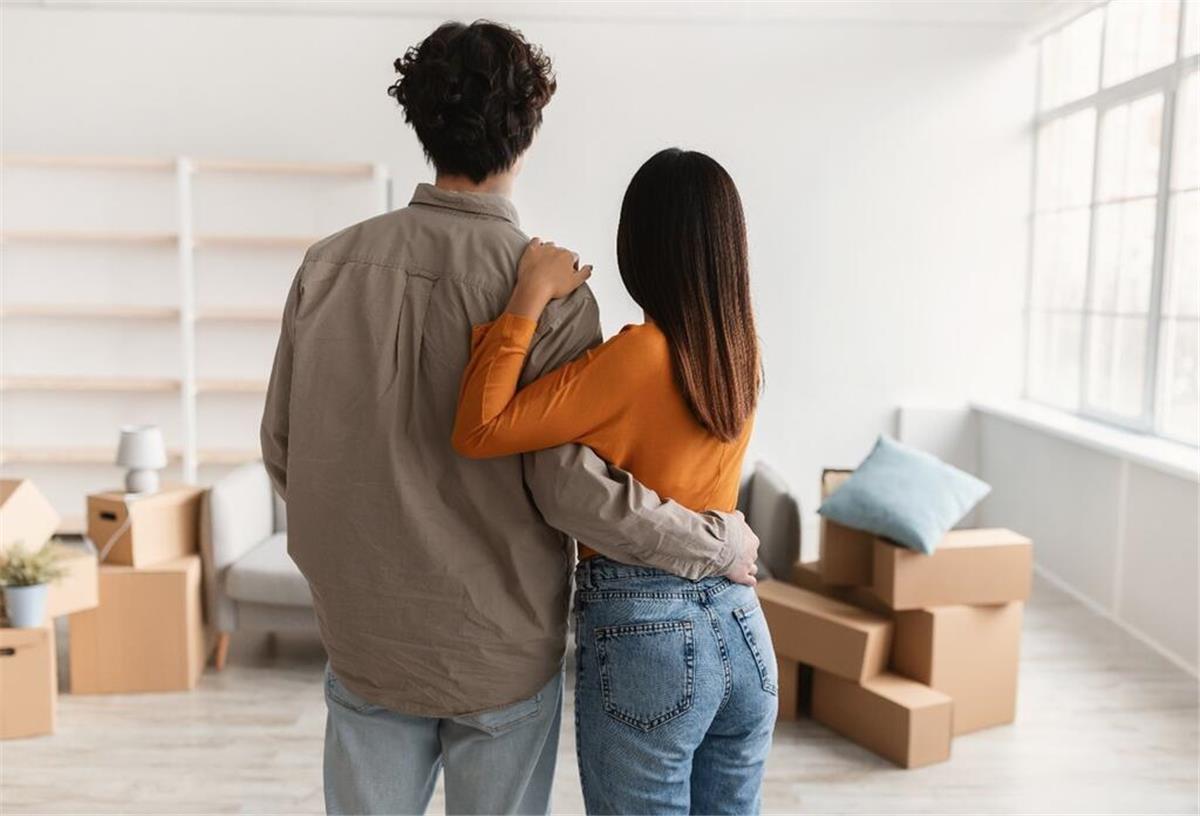 Schritt für Schritt ins neue Zuhause: Umzug organisieren leicht gemacht Pärchen Umzug