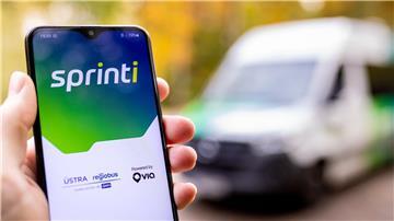 Eine Hand hält ein Smartphone auf dessen Bildschirm die Startmaske der App „Sprinti“, einem Projekt der Üstra Hannoversche Verkehrsbetriebe und Regiobus, zu sehen ist.