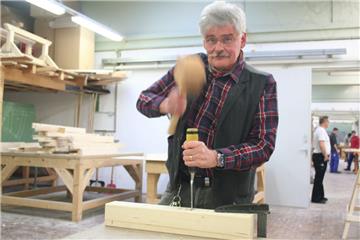 Eine handwerkliche Arbeit macht Spaß – das kann Josef Solscheid sogar vorführen.  