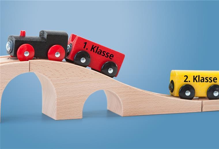 Bei einer Modelleisenbahn wird die zweite Klasse abgehängt.