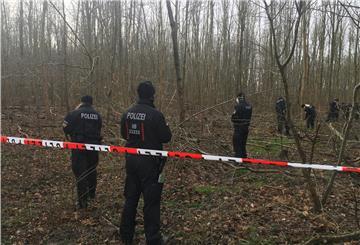 Eine Hunderschaft der Polizei hat am Vormittag nach der vermissten Ekaterina Baumann gesucht.