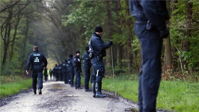 Bundeswehr hilft bei Suche nach vermisstem Sechsjährigen Eine Hundertschaft der Polizei durchsucht ein Waldgebiet bei Bremervörde.