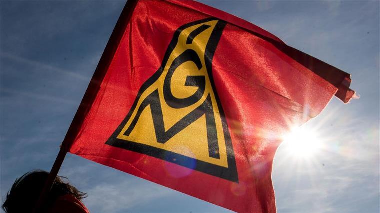IG Metall: Ausbildungsfonds nach Bremer Vorbild für Länder Eine IG-Metall-Fahne weht im Wind.