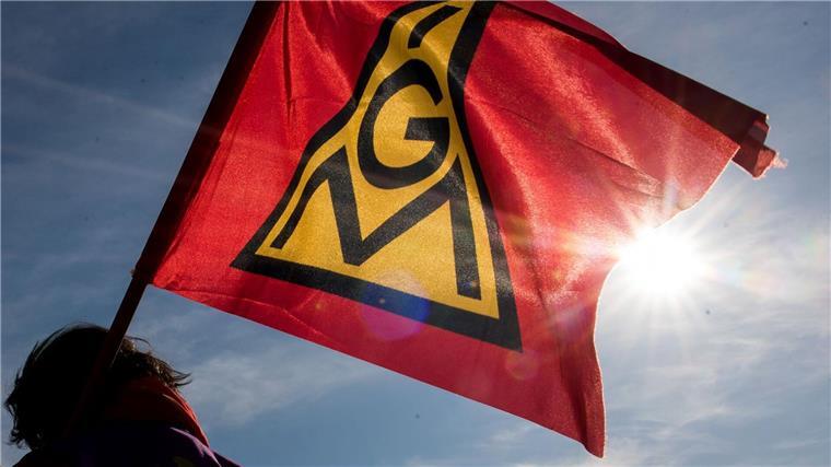 IG Metall begleitet Windgipfel mit Kundgebung Eine IG-Metall-Fahne weht im Wind.