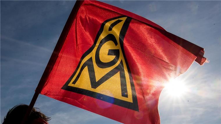 IG Metall fordert Erhöhung der Bafög-Sätze Eine IG-Metall-Fahne weht im Wind.