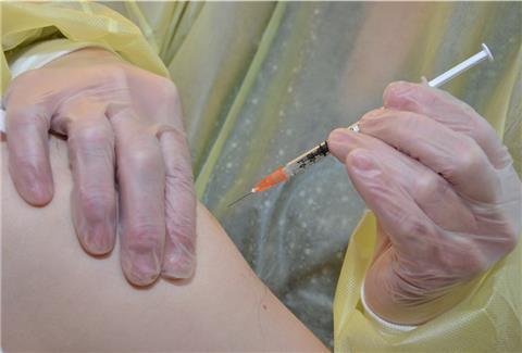 Eine Impfung verringert nicht nur die Wahrscheinlichkeit, an Covid-19 zu erkranken. Sie mindert auch die Chance, sich das Coronavirus einzufangen und an andere weiterzugeben.