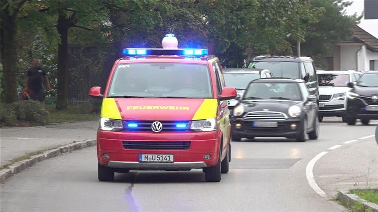 Niedersachsen zieht positive Bilanz des Warntags Eine individuell einsetzbare mobile Sirene mit Magnethalterung ist auf dem Dach eines Feuerwehrfahrzeuges installiert.