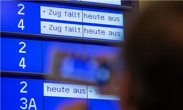 Eine Informationstafel weist auf Zugausfälle hin. Die Eisenbahn- und Verkehrsgewerkschaft (EVG) hat nach abgebrochenen Tarifgesprächen zu einem bundesweiten Warnstreik aufgerufen.
