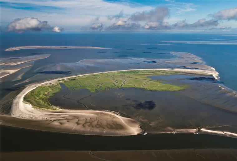 Diese Nordsee-Insel wandert 35 Meter im Jahr - und nur ein Mensch darf sie betreten Die Vogelinsel Trischen aus der Luftaufnahme.