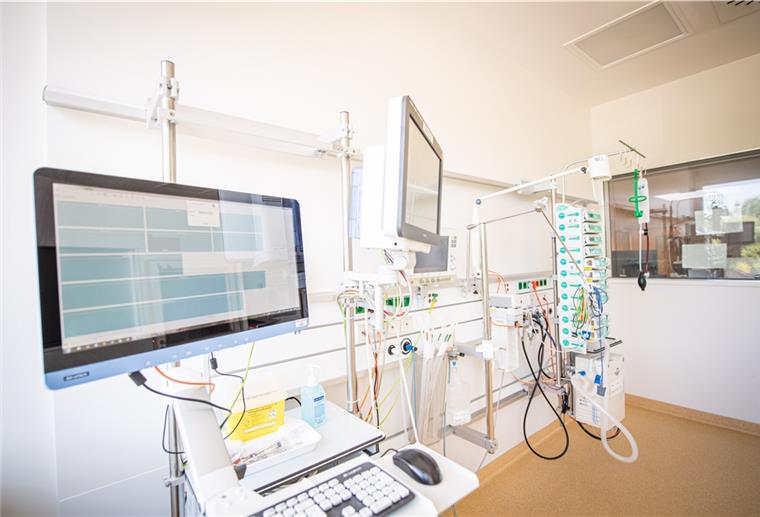 Eine Intensivbehandlungseinheit mit Überwachungsmonitoren, Beatmungsgerät und Medikamentenpumpen für die Behandlung von Patienten auf der Intensivstation im Klinikum Reinkenheide.