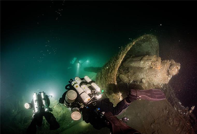 Versunken in der Nordsee: Taucher entdecken Wrack von Schiff aus dem Ersten Weltkrieg Taucher schwimmen über Wrackteilen. Eine internationale Gruppe von Tauchern hat nach eigenen Angaben rund 70 Seemeilen vor der britischen Küste das Wrack des im Ersten Weltkrieg versenkten Kreuzers HMS Nottingham entdeckt.