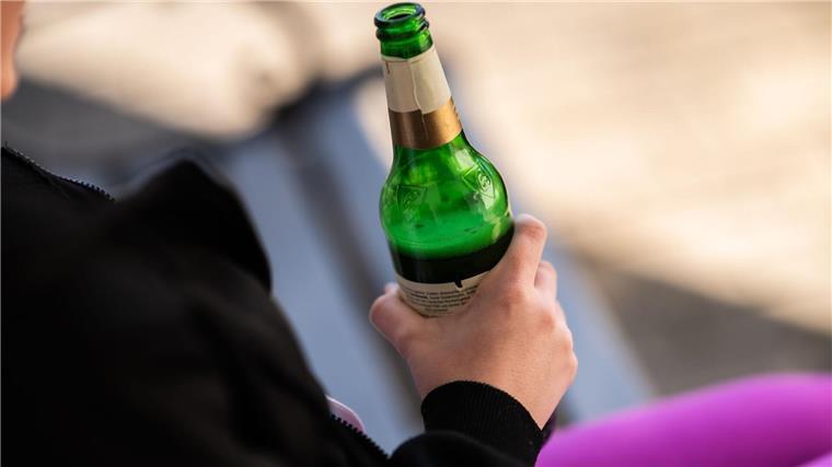 Weniger Jugendliche nach Alkoholmissbrauch im Krankenhaus Eine Jugendliche hält vor ihrem Haus eine Flasche Bier in der Hand.