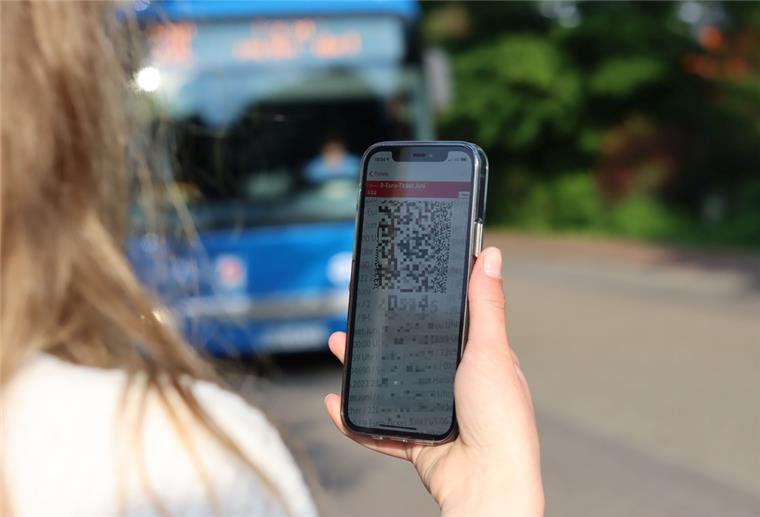 ÖPNV: Auf dem Land braucht es mehr als ein Rabatt-Ticket Eine junge Frau blickt auf ein 9-Euro-Ticket auf einem Smartphone. Seit dem 1. Juni gilt das Rabattticket in Bus und Bahn.