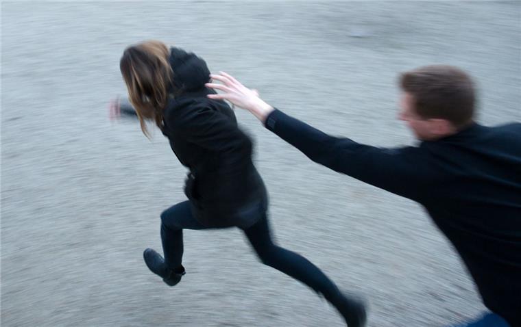 Gewalt gegen Frauen: Tipps für potenzielle Opfer in Selsingen Eine junge Frau flüchtet vor einem Mann, der sie bedroht. Die Landfrauen in Selsingen erfuhren von einer Expertin, wie sie die Wahrscheinlichkeit verringern, Opfer von Gewalt zu werden.