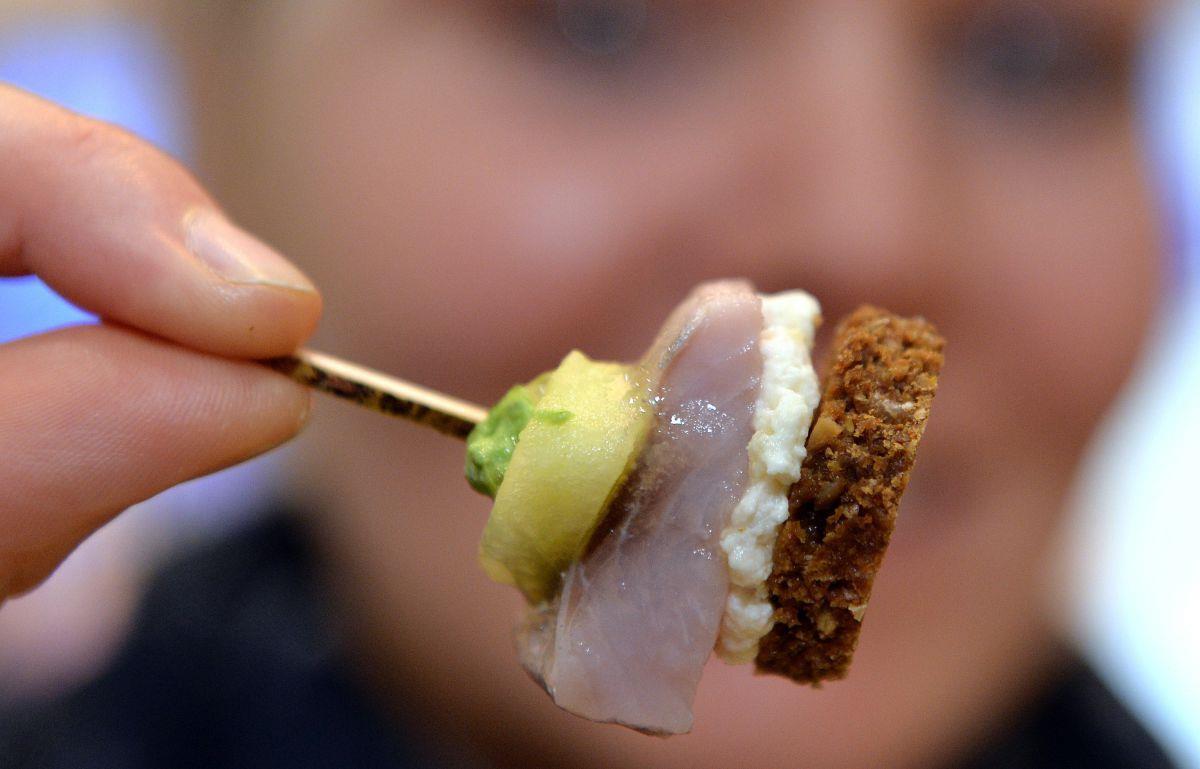 "Fisch"-Messe: Pommes-Sushi, Friesen-Tapas und Landlachs Eine junge Frau hält am in Bremen auf der Fachmesse "fish international" "Friesische Tapas" in die Kamera. Mehr 270 Aussteller aus mehr als 20 Ländern präsentieren bis Dienstag neue Trends, Produkte, Rezepte und Marketingstrategien rund um Fisch und Seafood.