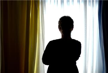 Eine junge Frau steht in einem Zimmer eines Frauenhauses. Die Einrichtung im Landkreis Rotenburg verzeichnete zuletzt starken Zulauf.