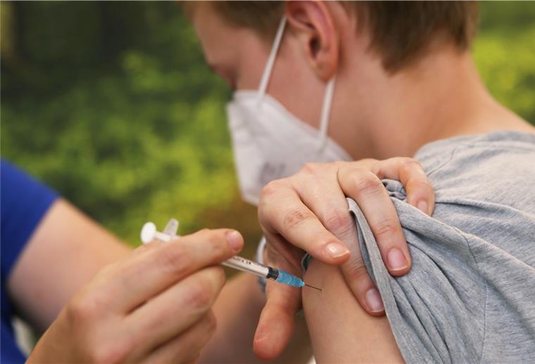 Impfkommission empfiehlt Impfungen von Kindern ab 12 Eine Kinderärztin impft einen Jungen mit Corona-Impfstoff.