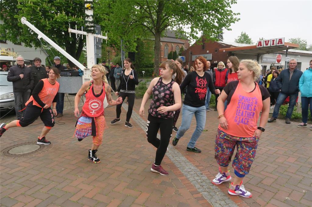 Eine Kindertanzgruppe und einige Mädchen und Frauen tanzten unter dem Maibaum Zumba. - Foto: Rademann