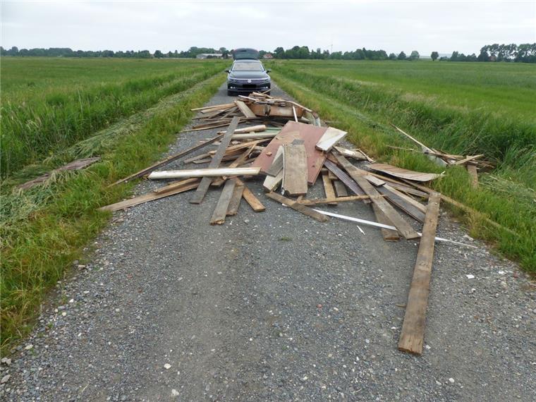 Loxstedt: Bauschutt einfach in die Feldmark geschmissen Eine komplette Holztreppe, zwei Holzzimmertüren, eine Schuppen- oder Stalltür und diverse andere Holzteile lagen in der Gemeinde Loxstedt in der Feldmark.