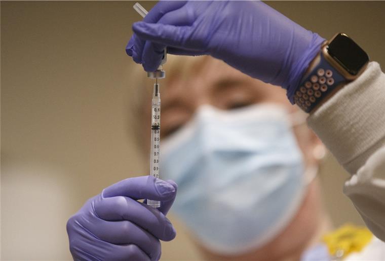 Corona: 10.000 Impfdosen für Bremerhaven Eine Krankenschwester in den USA bereitet die erste lokal verfügbare Dosis des Coronavirus-Impfstoffs von Pfizer-Biontech vor. Im Land Bremen sollen die Impfungen am 27. Dezember beginnen.