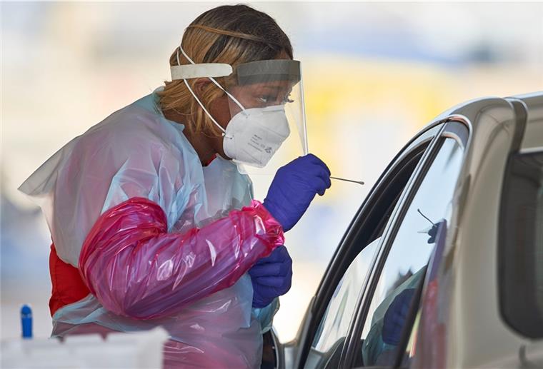 Mehr als drei Millionen Corona-Infektionen in den USA Eine Krankenschwester in Schutzanzug nimmt in Omaha (USA) einen Nasenabstrich von einem Patienten für einen Corona-Schnelltest.