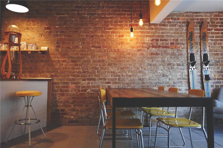 Wände mit Wirkung - So wird deine Wohnung ein Hingucker! Wände mit Wirkung –Rustikale Steinmauer im Esszimmer