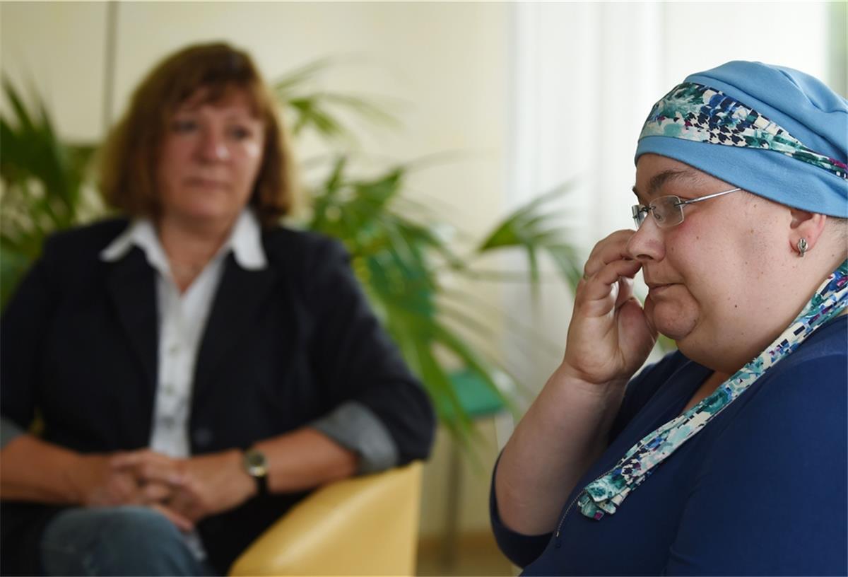 Zeven: Hier gibt’s Hilfe bei Krebsdiagnose Eine Krebspatientin in einem Beratungsgespräch. Nach der Diagnose aber auch während und nach der Behandlung ist es für Betroffene wichtig, Ansprechpartner zu haben.