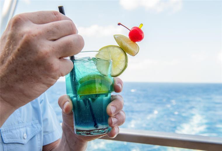 Regelverstöße auf Kreuzfahrten: Diese No-Gos kosten den Urlaub Kreuzfahrt-Reisende sollten sich vorab über die unterschiedlichen Regelungen zu Servicegebühren und Trinkgeldern informieren.
