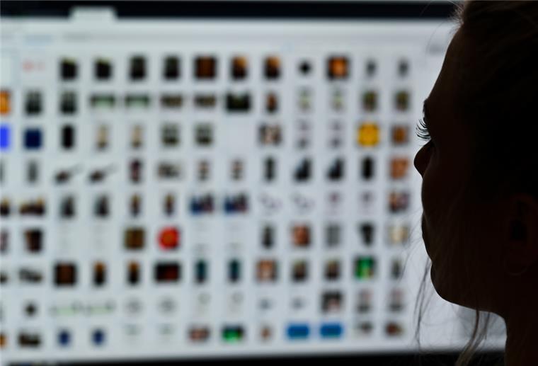 Kampf gegen Kinderpornografie: Mehr Fälle in Niedersachsen Eine Kriminaloberkommissarin sitzt vor einem Auswertungscomputer bei Ermittlungen gegen Kinderpornografie und sexuellem Missbrauch.