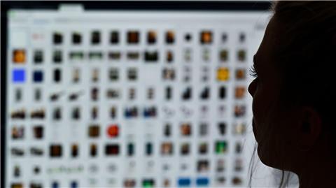 Eine Kriminaloberkommissarin sitzt vor einem Auswertungscomputer bei Ermittlungen gegen Kinderpornografie.
