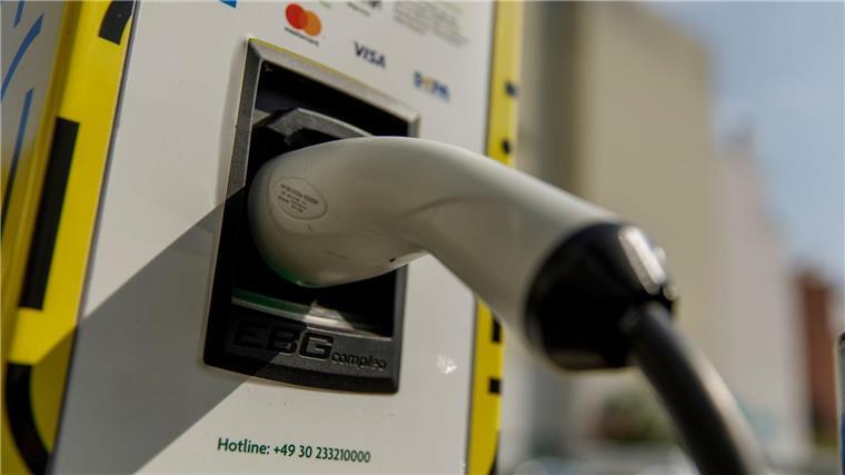 Ministerpräsident für staatliche Anreize für E-Autos Eine Ladestation für E-Autos.