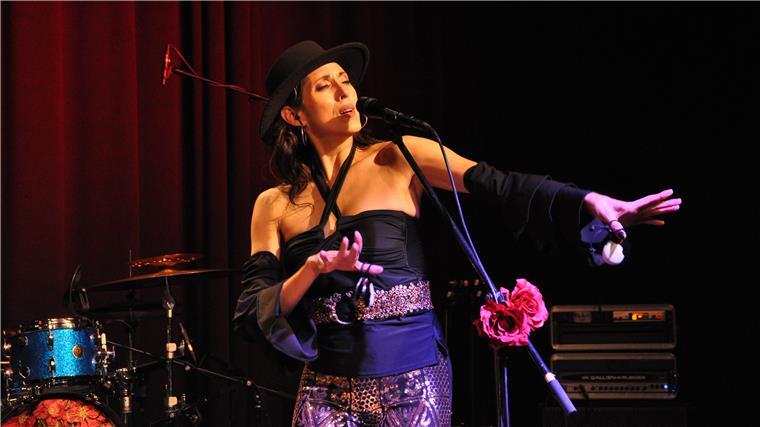 Wie geht es weiter mit der Nordenhamer Jahnhalle? Eine Lady mit großer Stimme und Charisma: Die Texanerin Patricia Vonne.