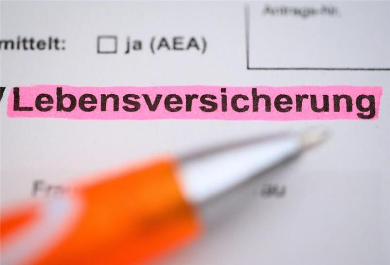 Rendite oder Reinfall: Was bringt die Lebensversicherung wirklich? Ein Kugelschreiber auf einem Antrag zum Abschluss einer Lebensversicherung.