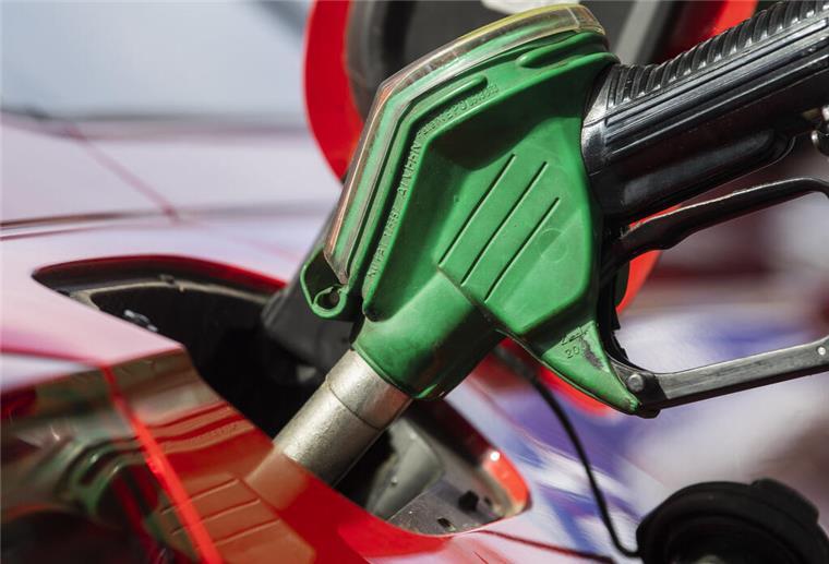 Ein Zapfhahn steckt in einem Auto. Autofahrer sind per Gesetz dazu verpflichtet, 