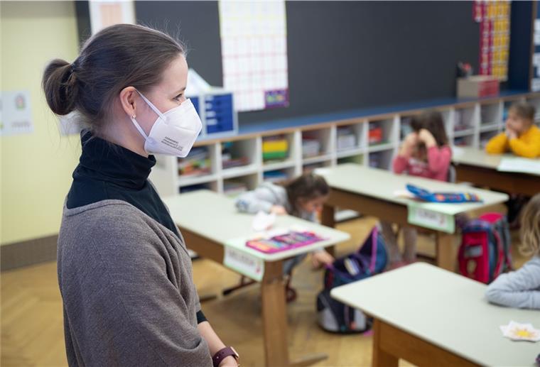 Lehrer wollen gegen Schulöffnungen protestieren Eine Lehrerin mit FFP2-Maske unterrichtet in einer ersten Klasse an einer Grundschule mit Wechselunterricht.