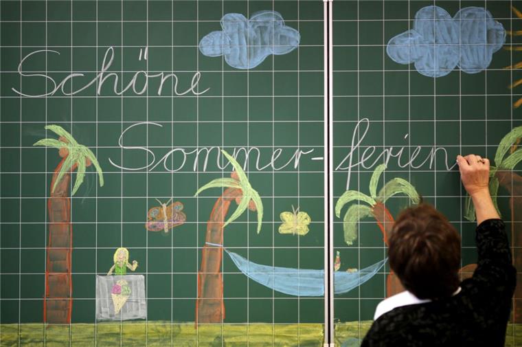 Ferienbetreuung in Tarmstedt droht die nächste Absage Eine Lehrerin schreibt „Schöne Sommerferien“ an eine Tafel. Wenn es Ende Juni wieder soweit ist, dann sind die Kinder in der Samtgemeinde Tarmstedt offenbar gut versorgt. Jedenfalls scheinen Eltern nicht auf eine Ferienbetreuung angewiesen zu sein. Lediglich ein Kind wurde bisher angemeldet.