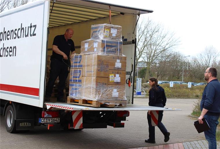 Cuxhaven: VW liefert medizinische Schutzausrüstung Eine Lieferung verlässt den Lkw. VW hatte über 5000 Masken gespendet, ein Teil davon kam dem Landkreis Cuxhaven zugute.