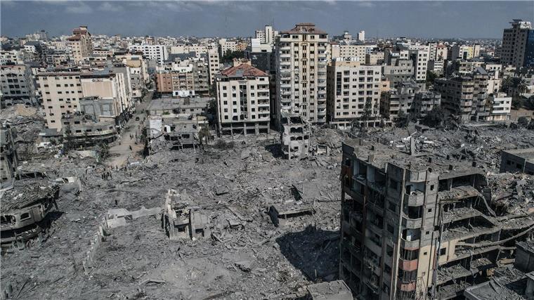 Eine Luftaufnahme von beschädigten und zerstörten Gebäuden nach israelischen Luftangriffen.