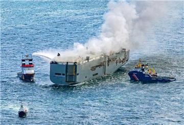 Eine Luftaufnahme zeigt den deutschen Notschlepper „Nordic“ (l.), der das Feuer auf der „Fremantle Highway“ in der Nordsee bekämpft. Rechts ist das Boot „Guardian“ der niederländischen Küstenwacht zu sehen.