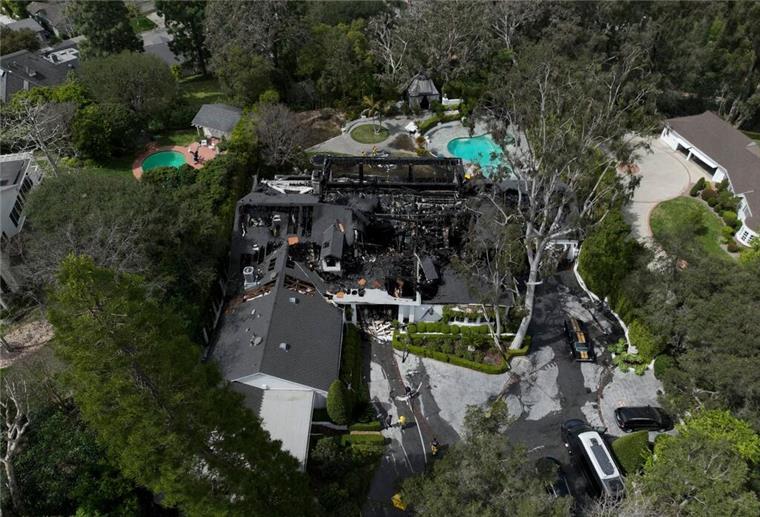 Villa von Cara Delevingne abgebrannt Eine Luftaufnahme zeigt die durch den Brand schwer beschädigte Villa von Cara Delevingne in Los Angeles.